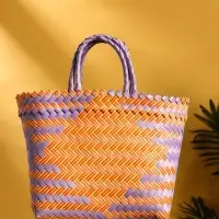 Сумка плетёная пластиковая 20х10х30 см, цв. сиренево-жёлтый Сумка плетёная пластиковая 20х10х30 см, цв. сиренево-жёлтый