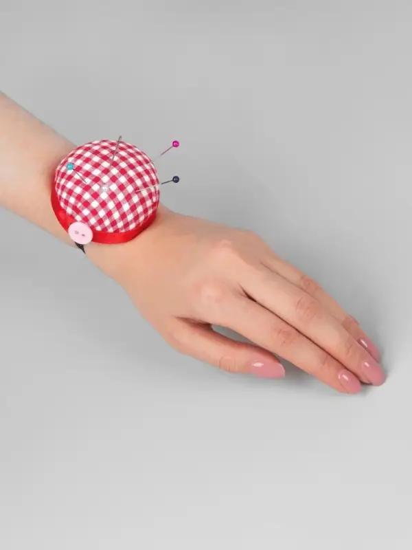 Игольница на руку &laquo;Клетка&raquo;, d=6 см, красная, белая