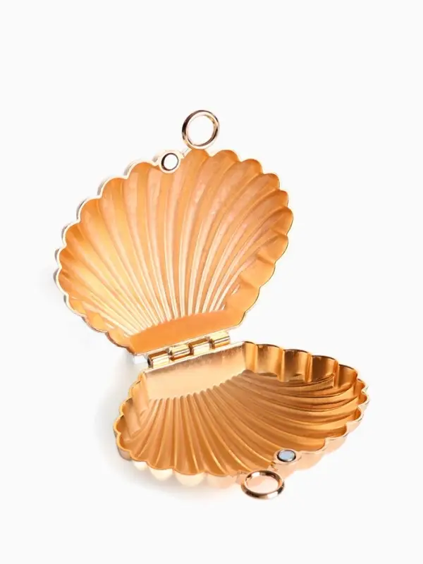 Сумка мини-клатч на магните, в форме ракушки, жёсткий корпус, на длинной цепочке, золотистая