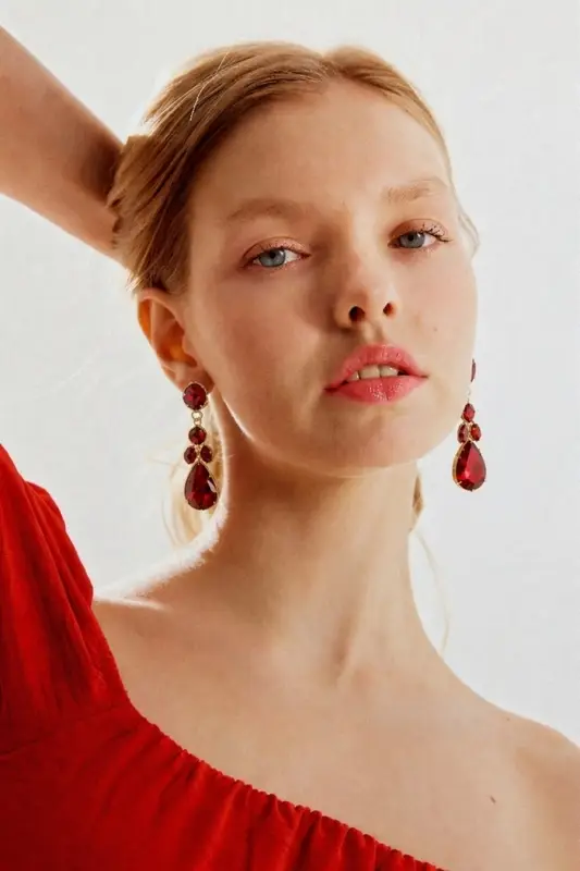 Серьги висячие со стразами &laquo;Вечеринка&raquo;, цветок из капель, красно-белые в золоте, 6.3 см