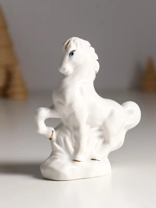 Сувенир керамика "Конь с рублём" белый с золотом 9х3,5х10,5 см