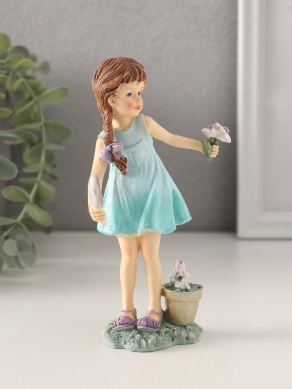 Сувенир полистоун "Девочка в бирюзовом платье, садит цветочки" 8х5,5х14,5 см