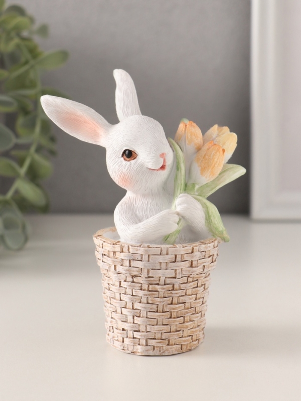 Сувенир полистоун  Сувенир полистоун "Белый кролик в плетённой корзине с тюльпанами" 8,5х5,5х11,5 см