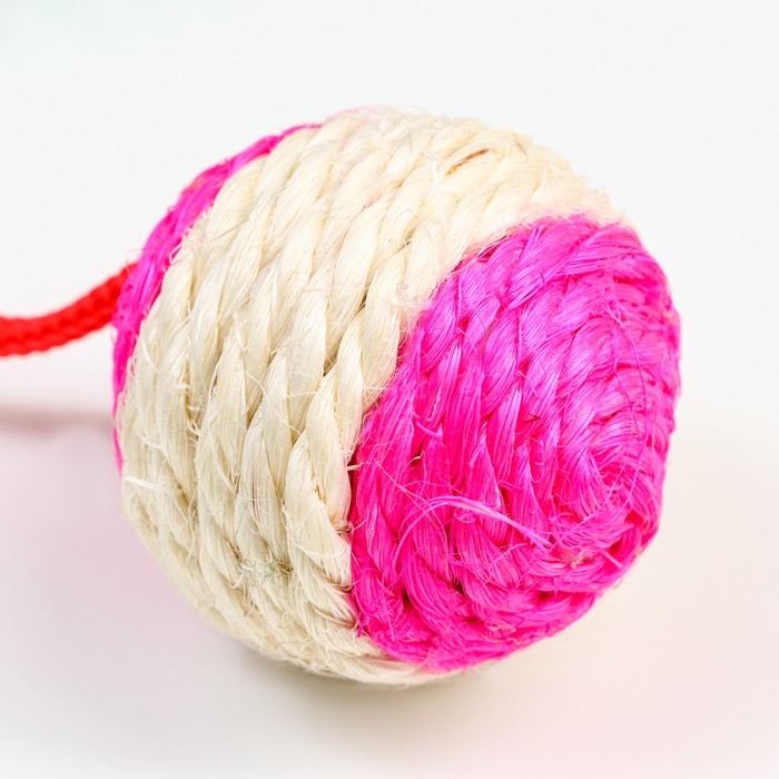 Шар-погремушка сизалевый с перьями, 4.5 см, розовый Шар-погремушка сизалевый с перьями, 4.5 см, розовый