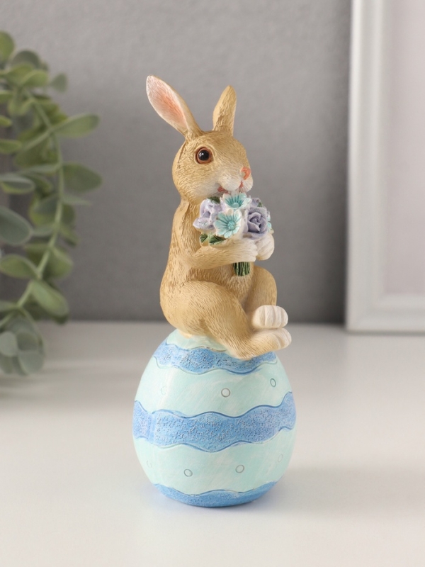 Сувенир полистоун  Сувенир полистоун "Зайчик на пасхальном яичке с букетом цветов" 6,5х5,5х14,5 см