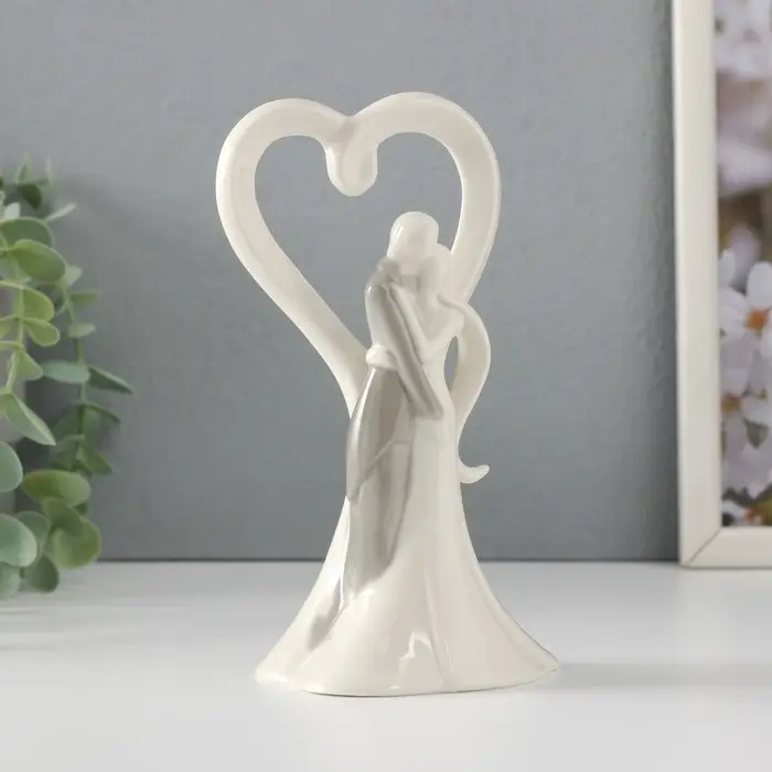 Фигурка керамика &laquo;Абстракция. Влюблённые, объятия у большого сердца&raquo;, 8.5&times;7.4&times;16 см