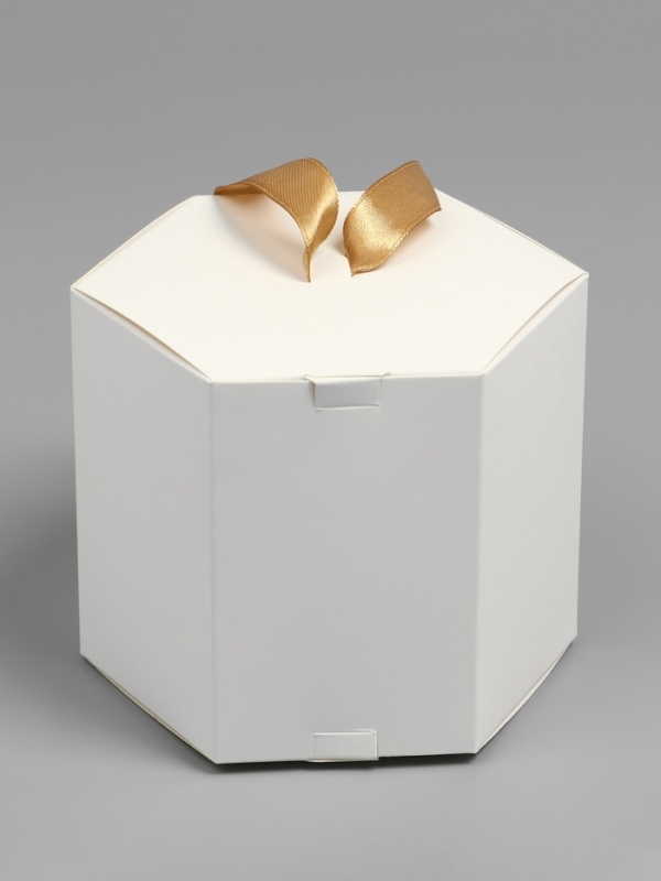 Коробка подарочная шестигранная, с окном, белая, 18 х 10 х 10 см Коробка подарочная шестигранная, с окном, белая, 18 х 10 х 10 см