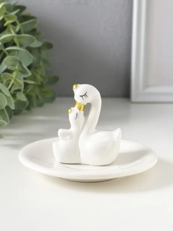 Сувенир керамика подставка под кольца "Лебедь с малышом" белая 10х10х7 см