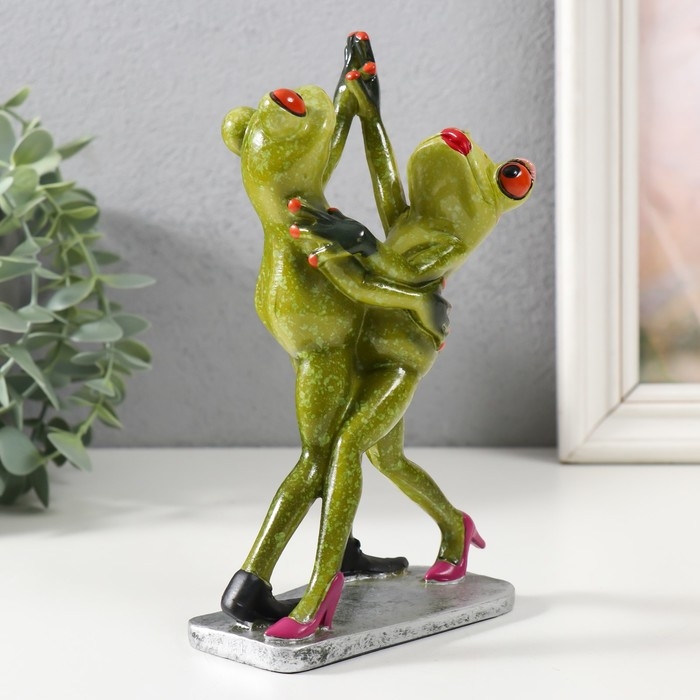 Сувенир полистоун лак Сувенир полистоун лак "Лягушачье танго" 11,2х6,8х18,3 см