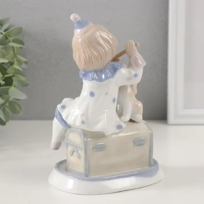 Сувенир керамика "Клоун на сундуке с собакой" 8,7х11х15 см
