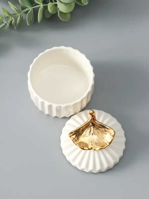 Шкатулка керамика Шкатулка керамика "Золотой лист Гинкго" белая 8х8х10 см