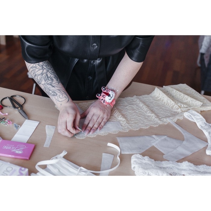 Игольница на браслете «Тигр», 23 × 6,5 см, цвет розовый Игольница на браслете «Тигр», 23 × 6,5 см, цвет розовый