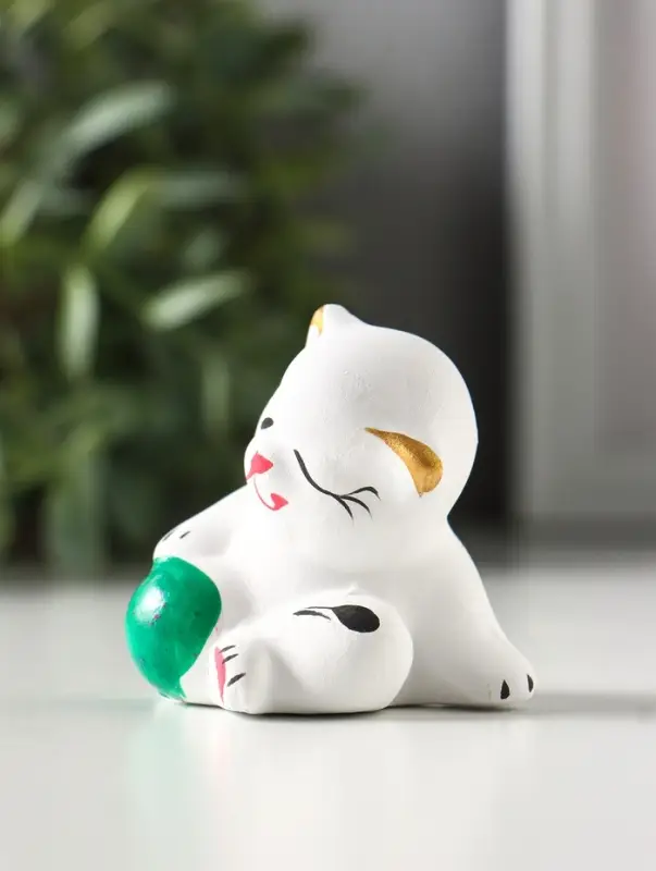 Фигурка керамика &laquo;Котик с мячом&raquo;, 5.5 см, белый, МИКС