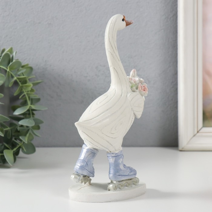 Сувенир полистоун "Гусь на роликах, с букетом" 9,5х6,5х18,5 см