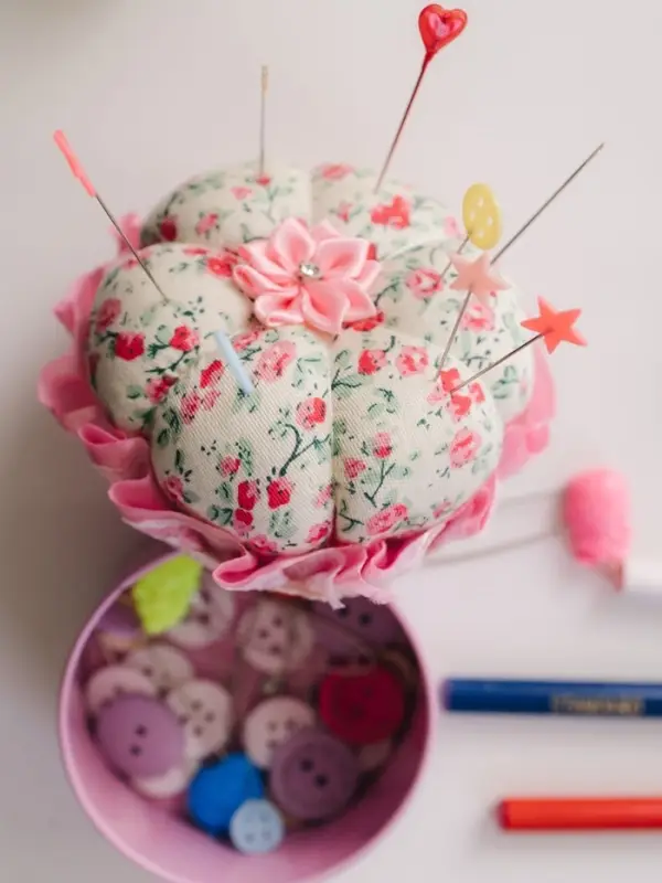 Игольница со шкатулкой для хранения мелочей, 8&times;7.8&times;7.8 см, цвет розовый
