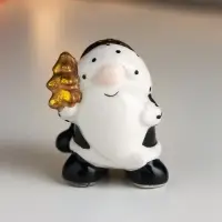 Сувенир керамика "Дедушка Мороз, чёрный кафтан и колпак в горох, золотая ёлочка" 7,8х7х6 см