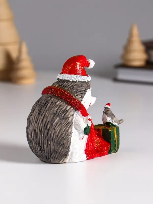 Фигурка полистоун &laquo;Ёжик в красном колпак и шарфе, с подарком и птичкой&raquo;, 8.5&times;5&times;9.5 см