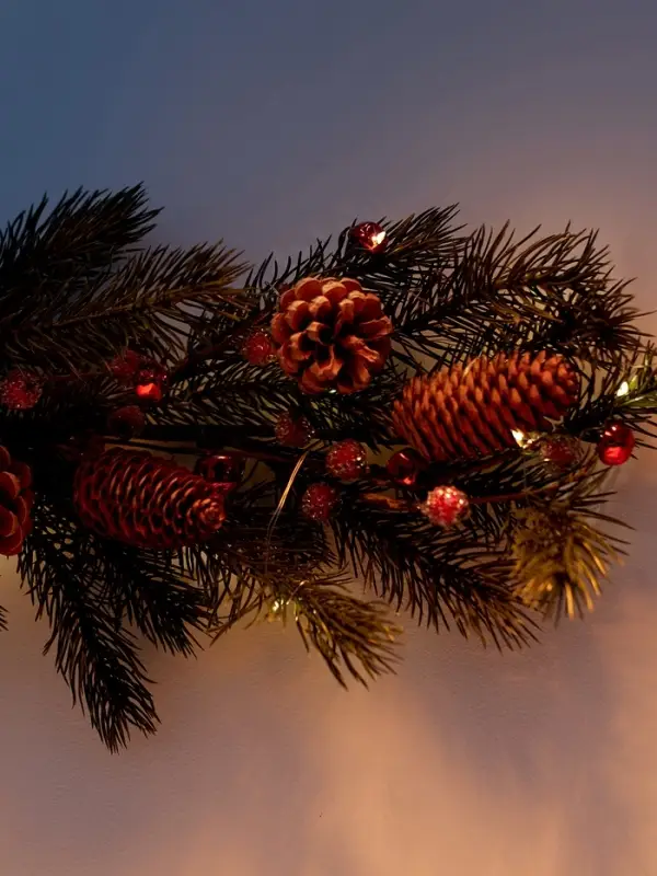 Декор настенный &laquo;Еловая ветвь с шишками&raquo;, 70&times;27 см, 30 LED, от батареек CR2032&times;2, свечение тёплое белое