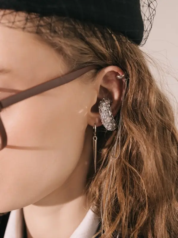 Серьга кафф &laquo;Бублик&raquo;, крупные стразы, белые в серебре