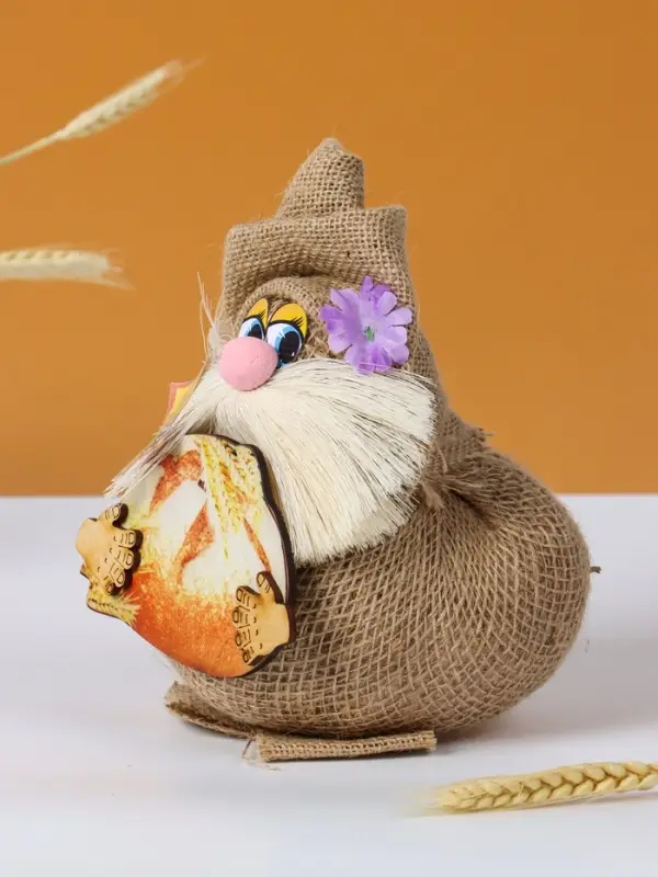 Фигурка - оберег &laquo;Домовой. Васек на мешковине, с караваем&raquo;, 24&times;18&times;18 см