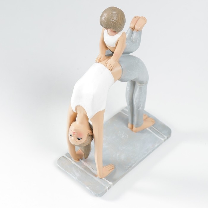 Сувенир полистоун  Сувенир полистоун "Мама в позе колеса, с дочкой" бело-серый 19х7х13 см