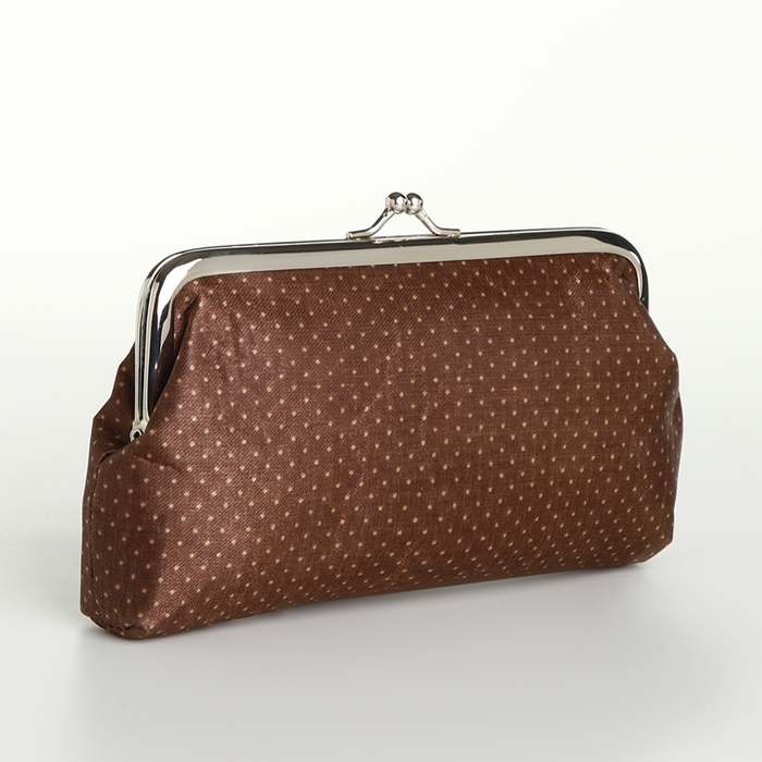 Косметичка на фермуаре, цвет коричневый