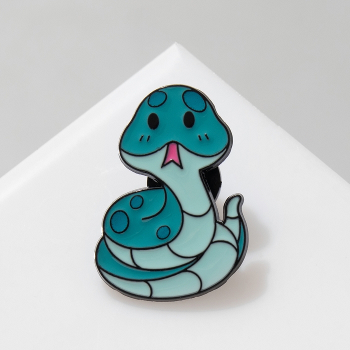 Новый год! Символ года 2025! Значок «Змейка» настороженная, цвет голубой в чёрном металле Новый год! Символ года 2025! Значок «Змейка» настороженная, цвет голубой в чёрном металле