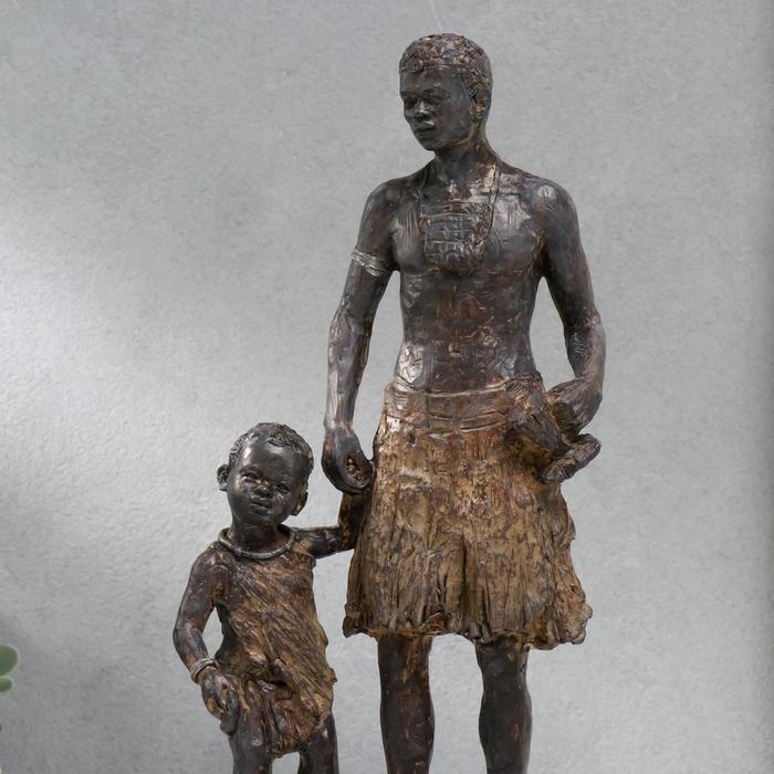 Сувенир полистоун  Сувенир полистоун "Африканец с сыном" под дерево 32х15,5х9 см