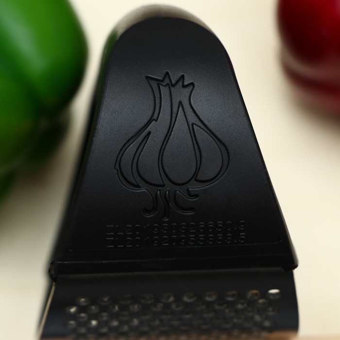 Пресс для чеснока Magistro «Велес», 11×7×5 см, цвет чёрный Пресс для чеснока Magistro «Велес», 11×7×5 см, цвет чёрный