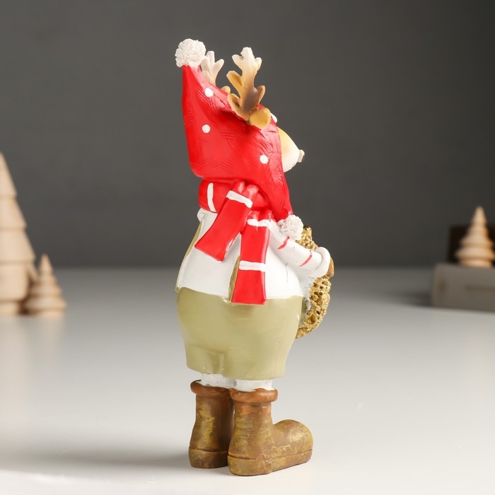 Сувенир полистоун Сувенир полистоун "Олешка в шапке-колпаке с золотым еловым венком" 5х6,5х17 см