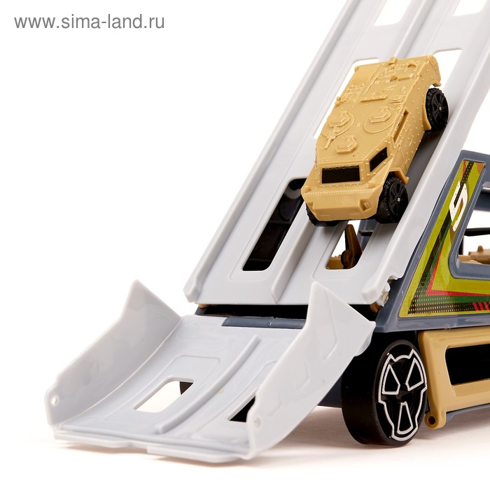 Грузовик &laquo;Трейлер&raquo; с 6 машинами и вертолетом