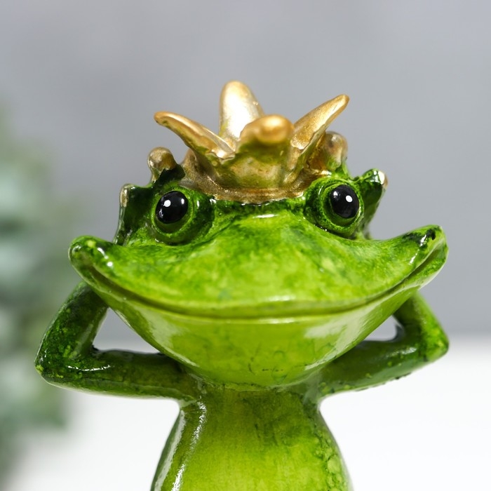 Сувенир полистоун лак Сувенир полистоун лак "Лягухи пирамида с короной - не вижу, не слышу, не скажу" 19х5х8 см