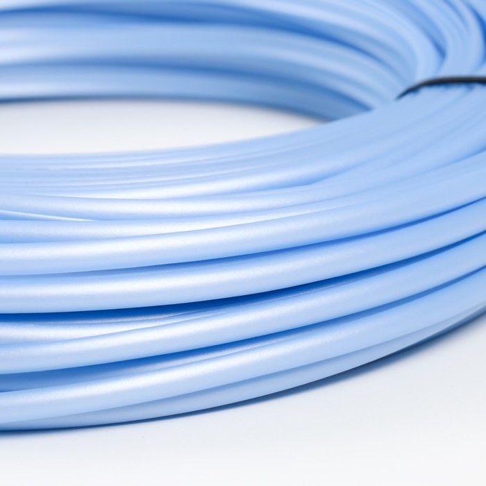 Ротанг искусственный гладкий 7 мм 100 м полутрубка (голубой перламутр) Ротанг искусственный гладкий 7 мм 100 м полутрубка (голубой перламутр)