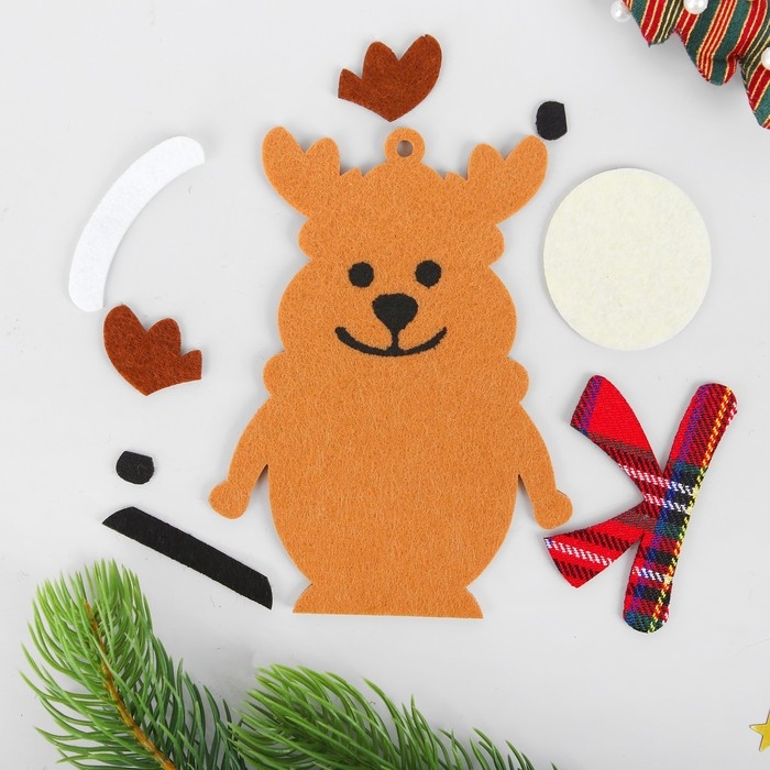 Набор для творчества - создай ёлочное украшение из фетра «Олень в шарфике» Набор для творчества - создай ёлочное украшение из фетра «Олень в шарфике»