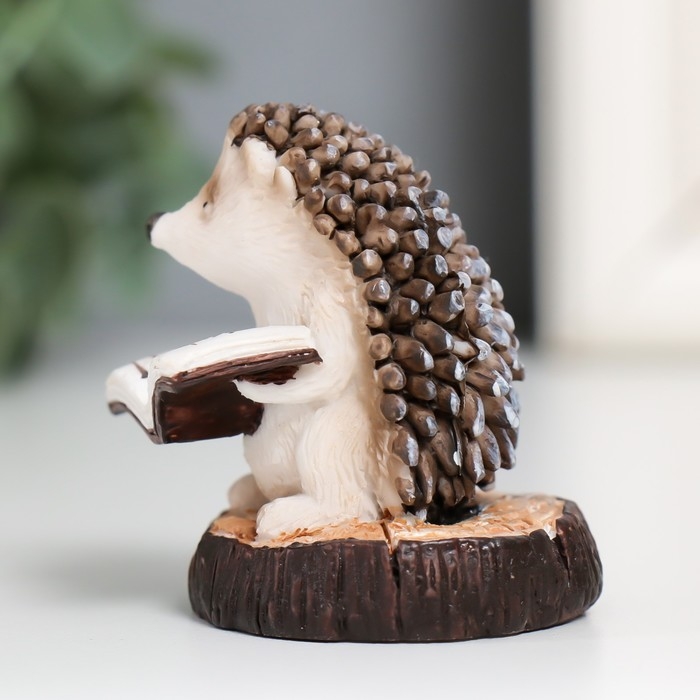 Сувенир полистоун  Сувенир полистоун "Ёжик на пенёчке - чтение" 5,2х4,3х4,6 см