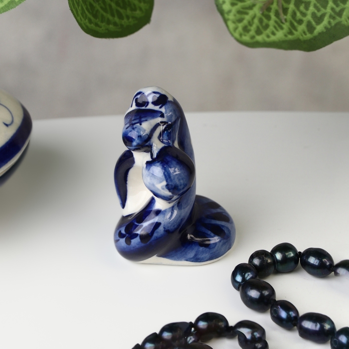 Сувенир символ года Сувенир символ года "Змея с яблоком", гжель, 5.5х4 см