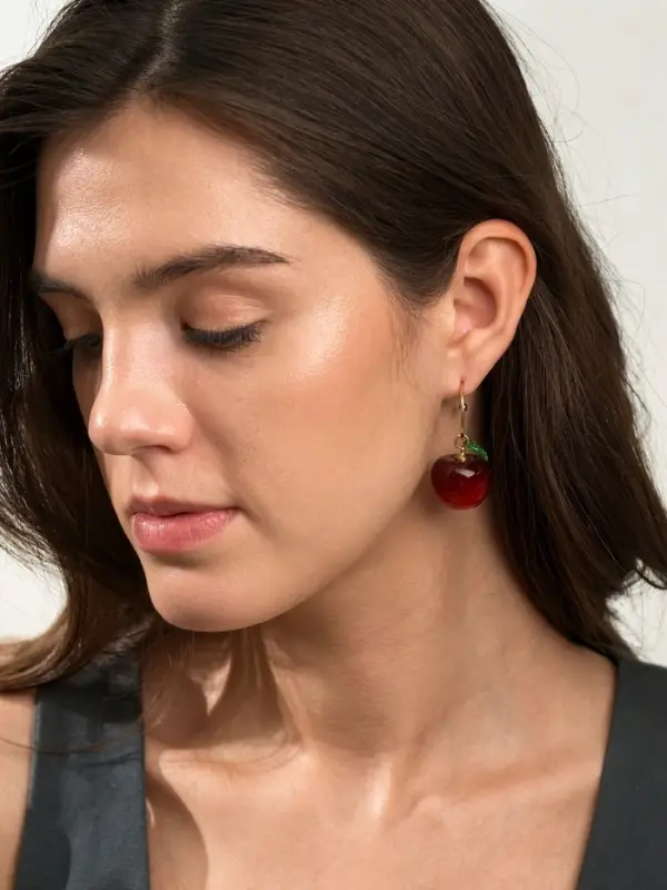 Серьги-кольца &laquo;Черешня с листочком&raquo;, бордовые в золоте