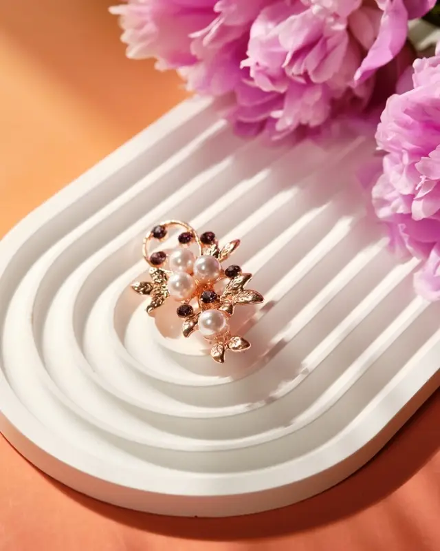 Брошь &laquo;Жемчужная ветвь&raquo;, с росой, бело-фиолетовая в розовом золоте