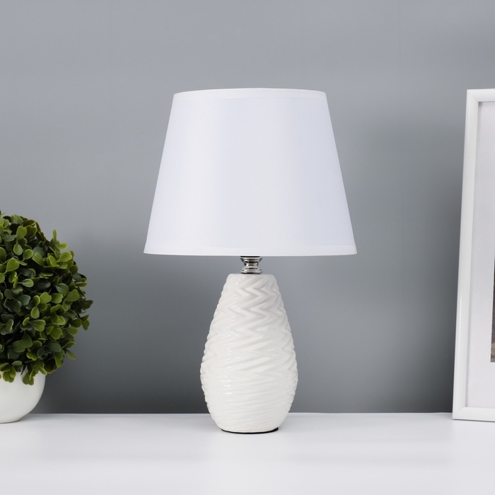 Настольная лампа с абажуром RISALUX «Мелли», Е14, 40 Вт, белый, 19.5×19×,5×31.5 см Настольная лампа с абажуром RISALUX «Мелли», Е14, 40 Вт, белый, 19.5×19×,5×31.5 см