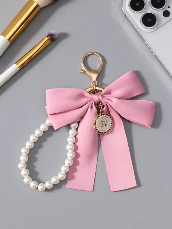Брелок на карабине "Двойной бант с жемчугом и подвеской" розово-белый 13х8,5х1 см