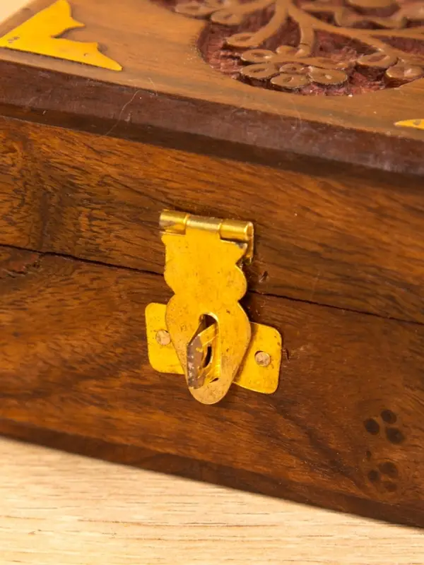 Шкатулка квадратная  с замочком латунь 10х10х6 см, дерево шишам Шкатулка квадратная  с замочком латунь 10х10х6 см, дерево шишам