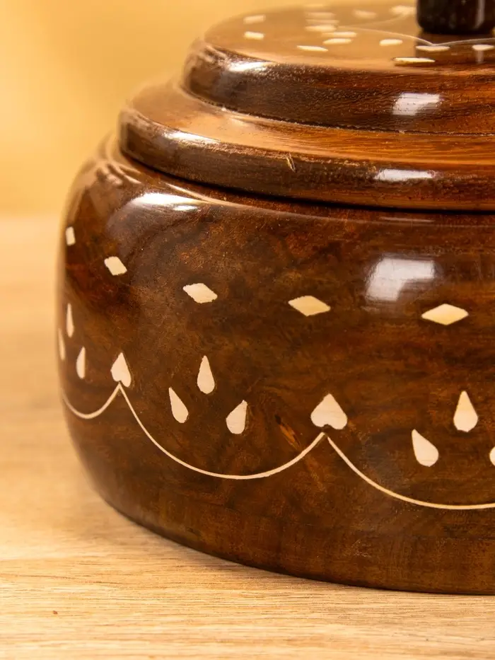 Ваза для конфет "Ассорти" 15х15х10 см, дерево шишам Ваза для конфет "Ассорти" 15х15х10 см, дерево шишам