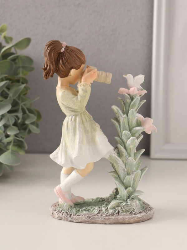 Сувенир полистоун  Сувенир полистоун "Малышка фотографирует птичку" зелёный 10,5х6х15,5 см