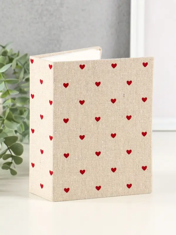 Фотоальбом на 100 фото 10х15 см "Красные сердца" текстиль 5х12,5х16,5 см