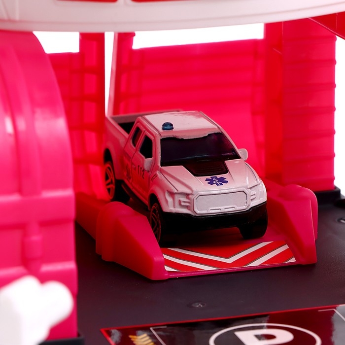 Парковка &laquo;Станция скорой помощи&raquo;, с металлическими машинкой и вертолётом