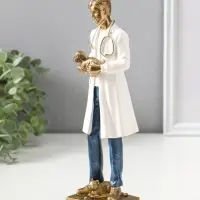 Сувенир полистоун "Мужчина-ветеринар в белом халате с щенком" 25,5 см