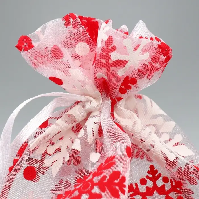 Мешочек подарочный органза «Новогодний танец», снежинки, 16 х 24 см +/- 1.5 см Мешочек подарочный органза «Новогодний танец», снежинки, 16 х 24 см +/- 1.5 см