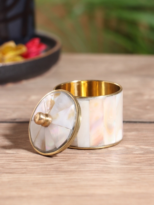 Шкатулка Шкатулка "Карусель" латунь с перламутром 4,5х4,5х5 см, цв. белый