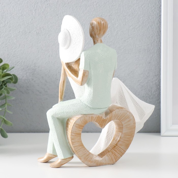 Сувенир полистоун  Сувенир полистоун "Ретро. Влюблённые сидят на сердце" бело-зелёный 18х11х23,5 см