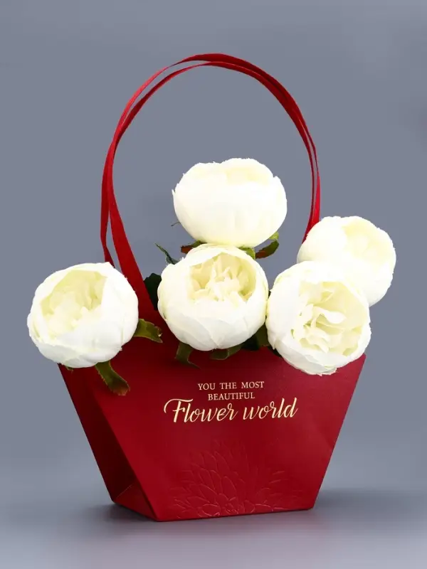 Сумка для цветов тиснение красная, &laquo;Самой прекрасной&raquo;, влагостойкая, 23&times;15&times;9 см